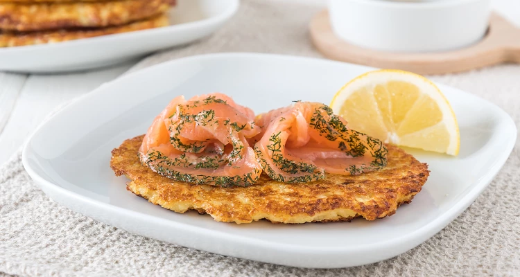 Zucchini-Puffer mit Räucherlachs